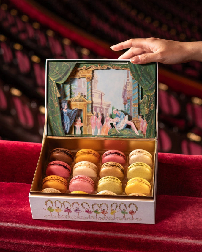 Un coffret ouvert de macarons Opéra de Paris x Ladurée à l’intérieur de l’Opéra.