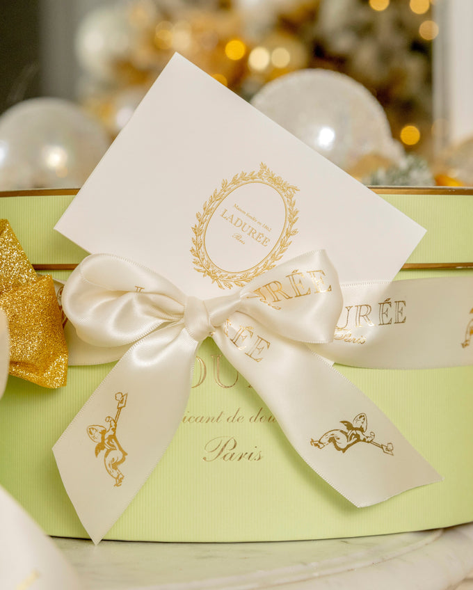 Gift card with a green hamper
