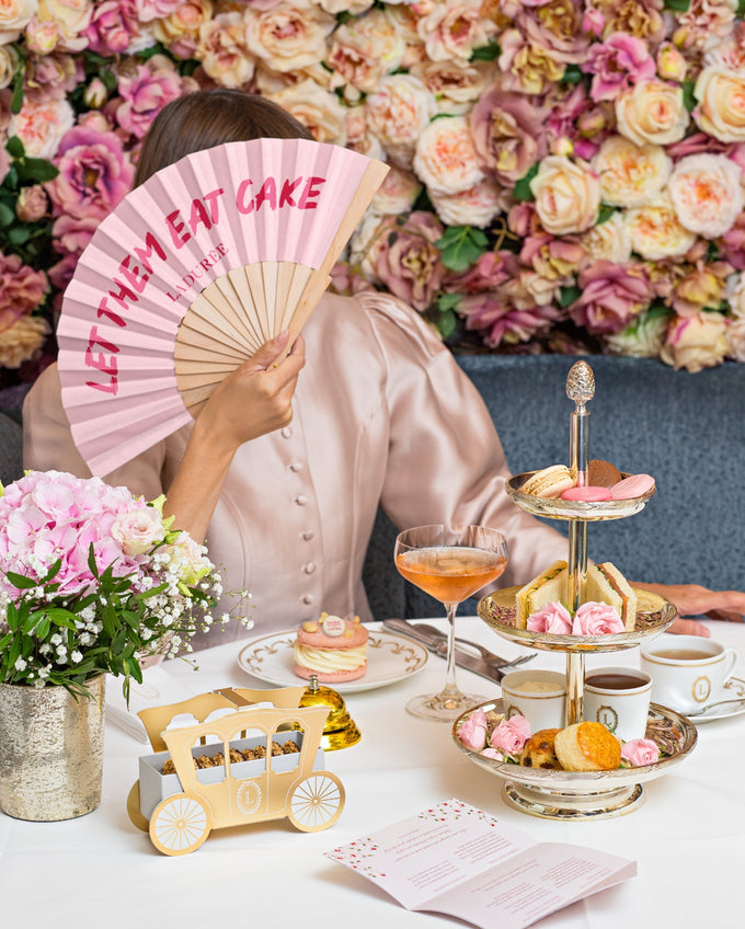Brunch Marie-Antoinette, Grand Ananas, Eugénie, boissons, macarons, coupes de champagne, éventail "Let them eat cake"