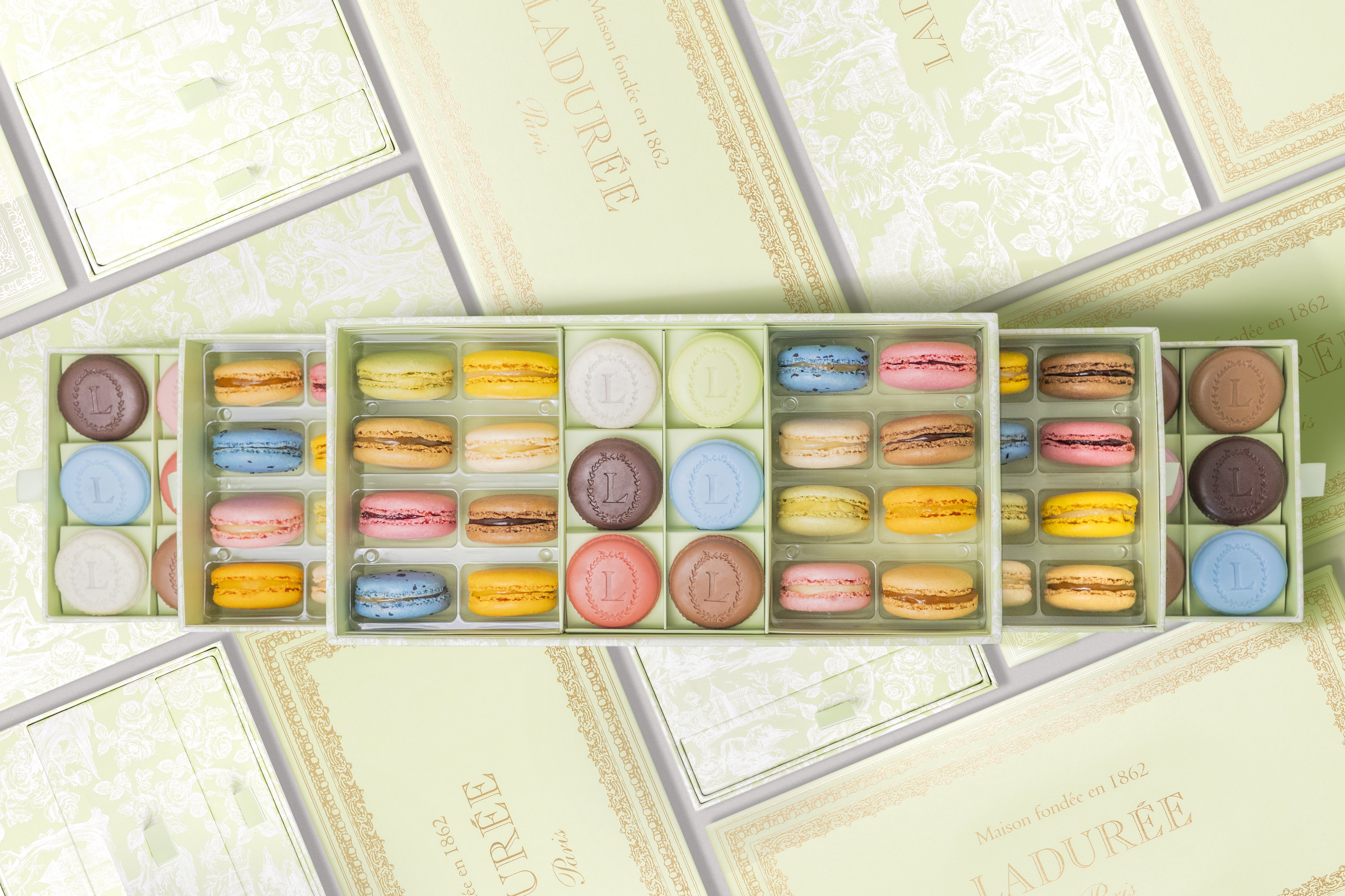 Drawer box of 32 macarons and 18 Eugénie | La Maison Ladurée
