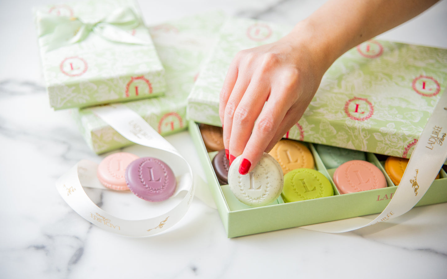 Coffret Eugénie avec une main