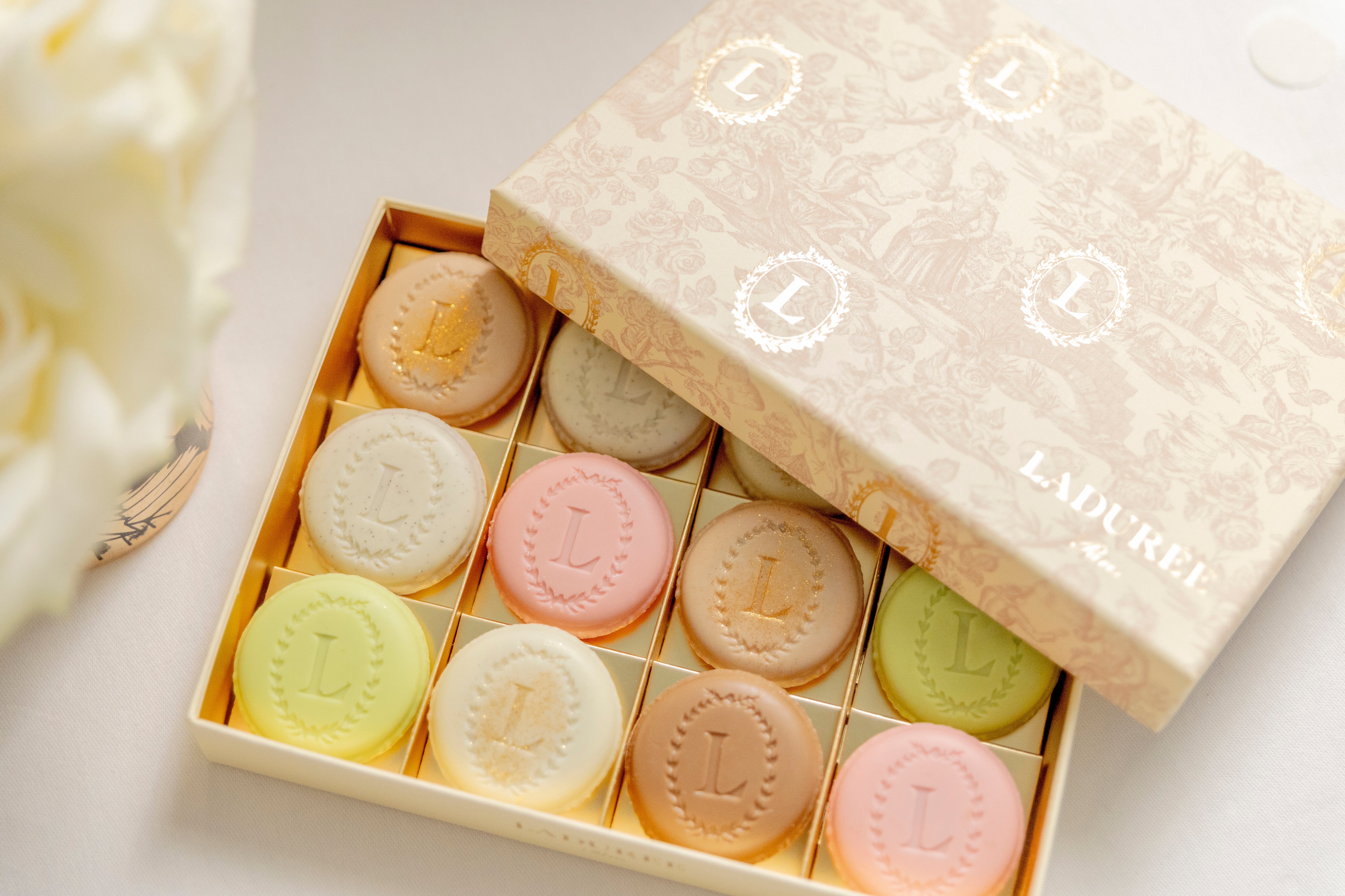 Gift box of 12 Eugénie 
