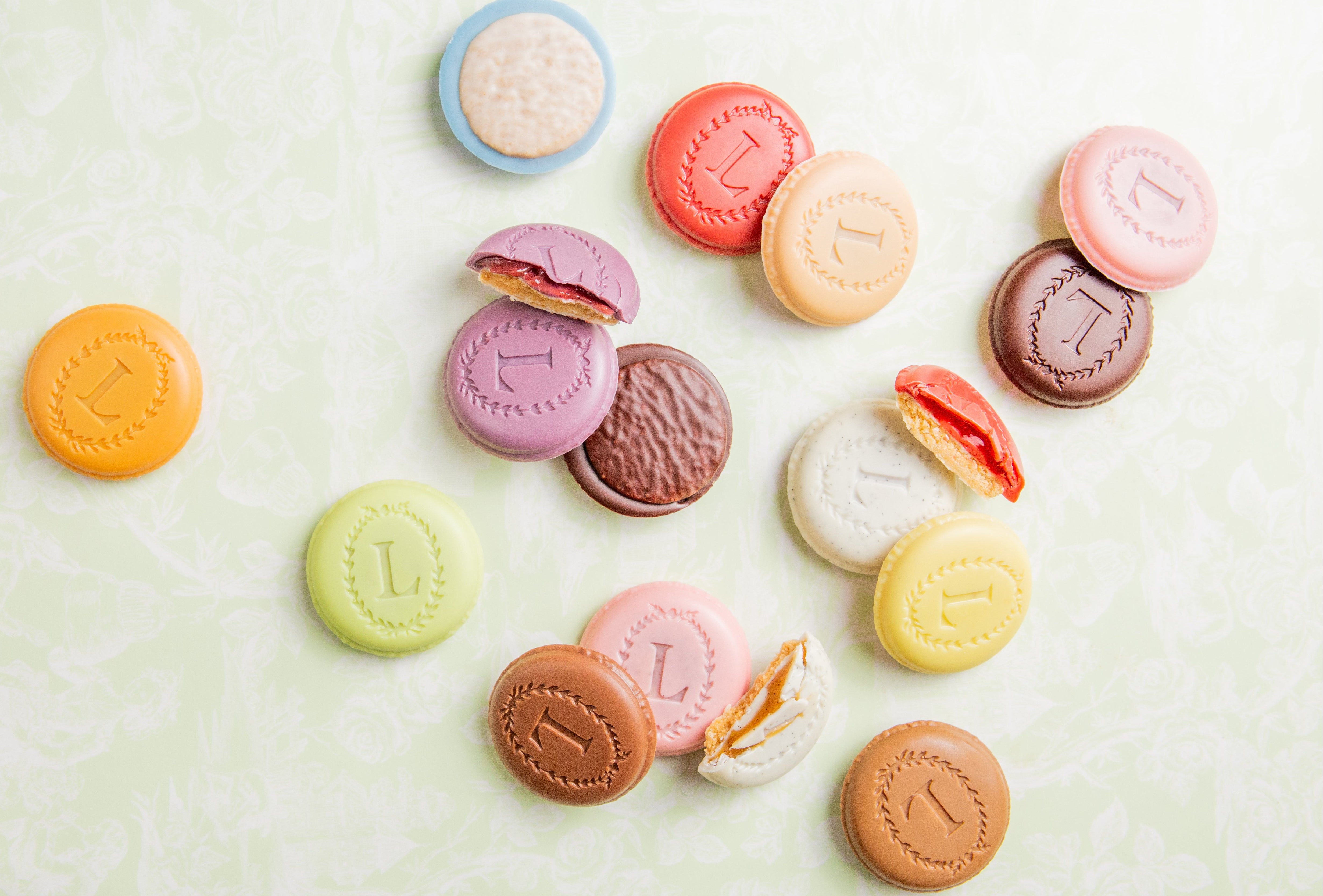 Gift box of 18 Eugénie 