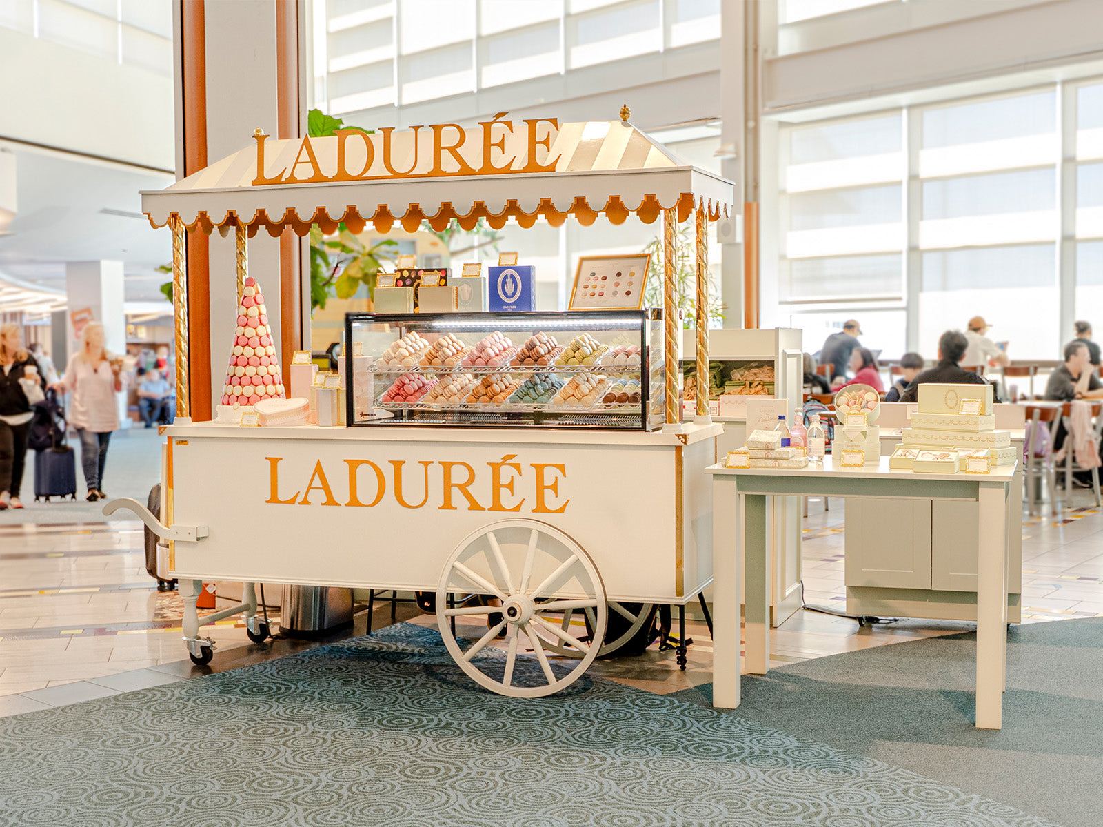 laduréeページ Ladurée Vancouver Airport 1